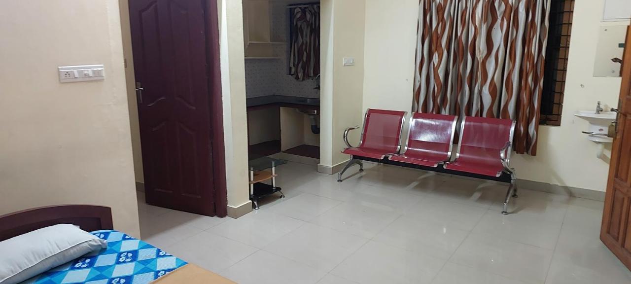 Guruvayur Adithya Exterior foto